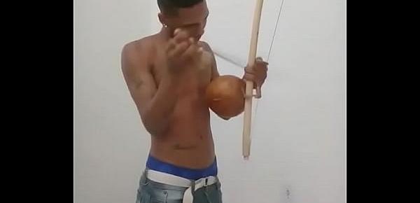  Querem tocar meu berimbau NovinNovinho tocando instrumento de capoeira